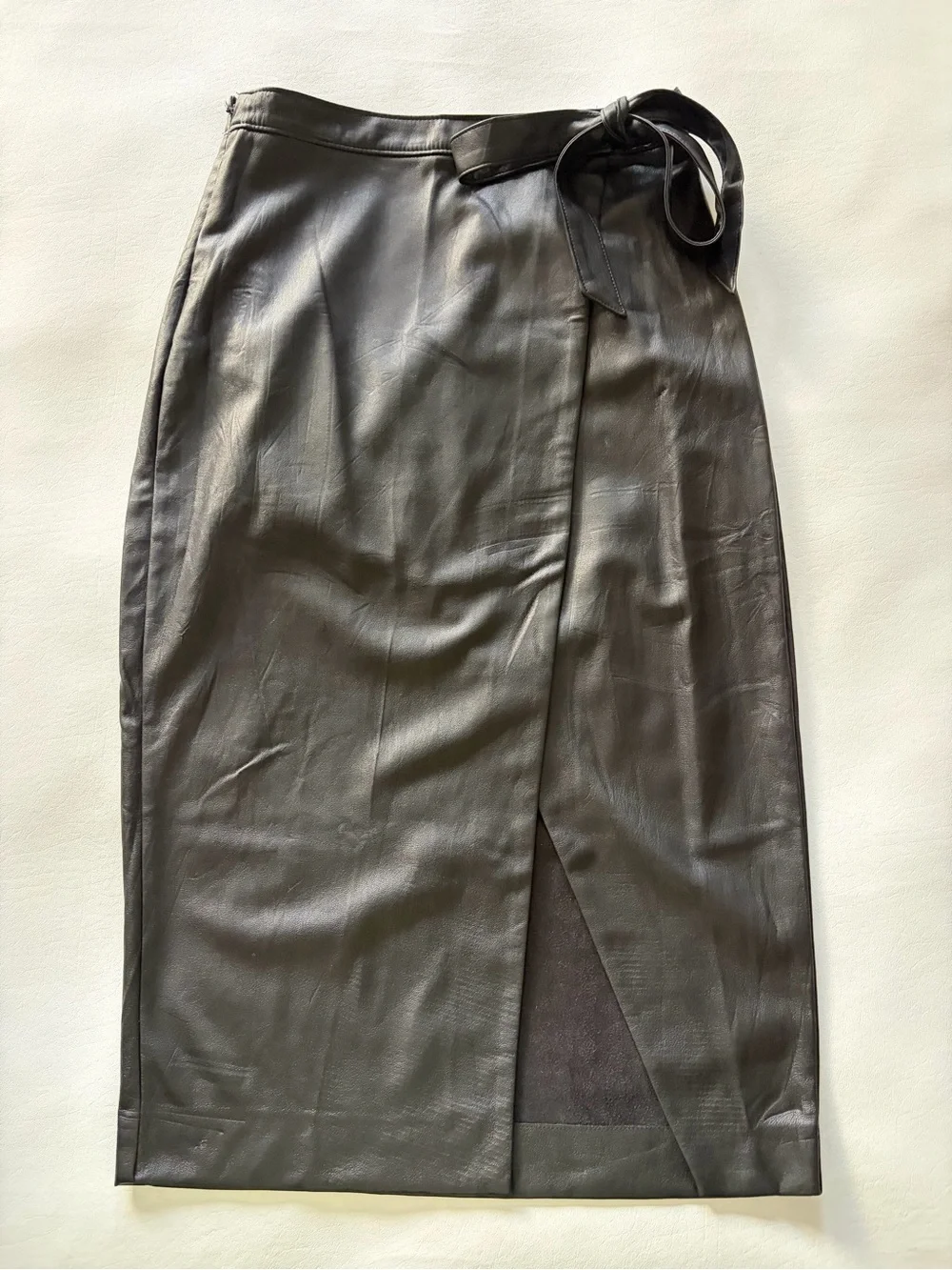 Aritzia Babaton Pelli Skirt Black Vegan Leather Midi Bow Slit Sz 4 Classic